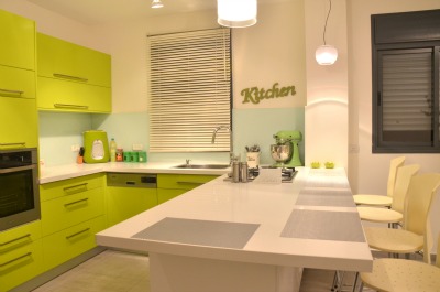 תמונה של מטבח מודרני בצבע ירוק לימון